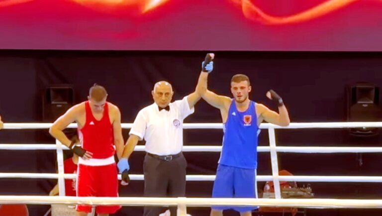 Budva-Europiani i Boksit U-22. Vjen fitorja e parë për Shqipërinë. Flavio Meda mund rumunin Aleksandru Marian Beleu dhe kualifikohet në 8-të mirët e peshës 75 kg