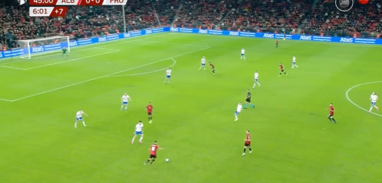 Mbyllen 45 minutat e para në barazim, Shqipëri 0-0 Ishujt Faroe