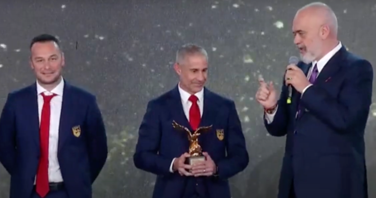 Edi Rama i dorëzon trajnerit të Shqipërisë, Sylvinho, dekoratën “Shqiponja e Artë”