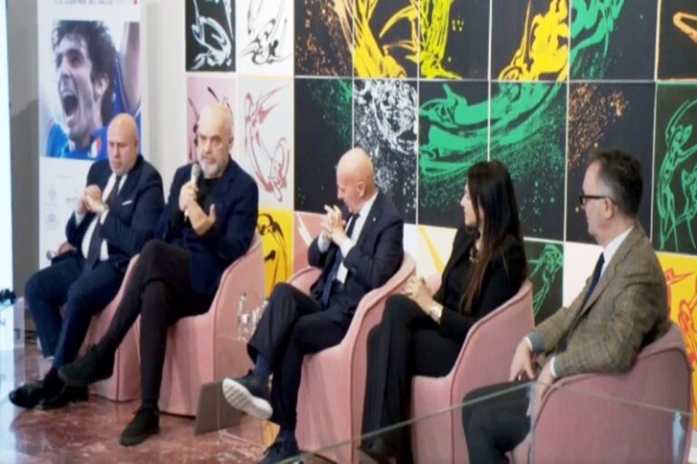 Ekspozita “Paolo Rossi” vjen në Tiranë, Rama: Ndriçoi Shqipërinë!