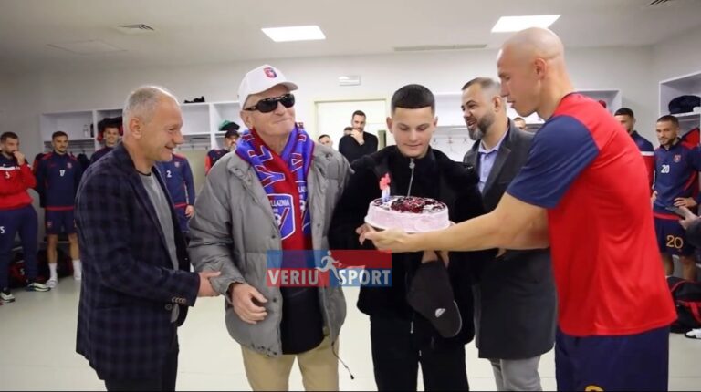 (Video) Vllaznia, feston ditëlindjen e 76-të të legjendës së futbollit shkodran, Sabah Bizi