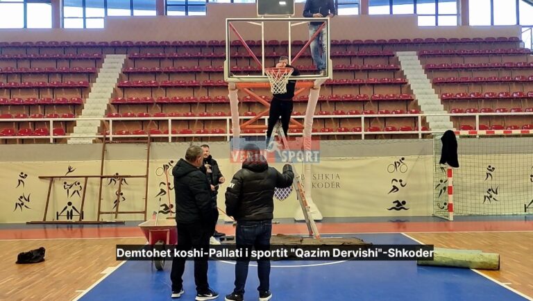 (Video) Dëmtimi i koshit në pallatin e sportit “Qazim Dervishi”. Bashkia garanton ndryshimin e koshit dhe aksesorët e tjerë të dëmtuar, brenda natës së sotme. Të dielën, gjthçka gati për dy ndeshjet zyrtare të basketbollit