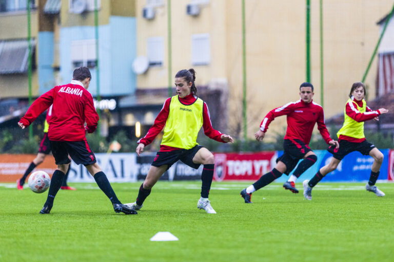 Riad Syla dhe Erjon Vajushi të KF Shkodra dhe Heldi Kopliku i Vllaznisë, pjesë e Kombëtares U-15. Trajneri Dama teston 20 futbollistë, grumbullim 3 ditor në Tiranë