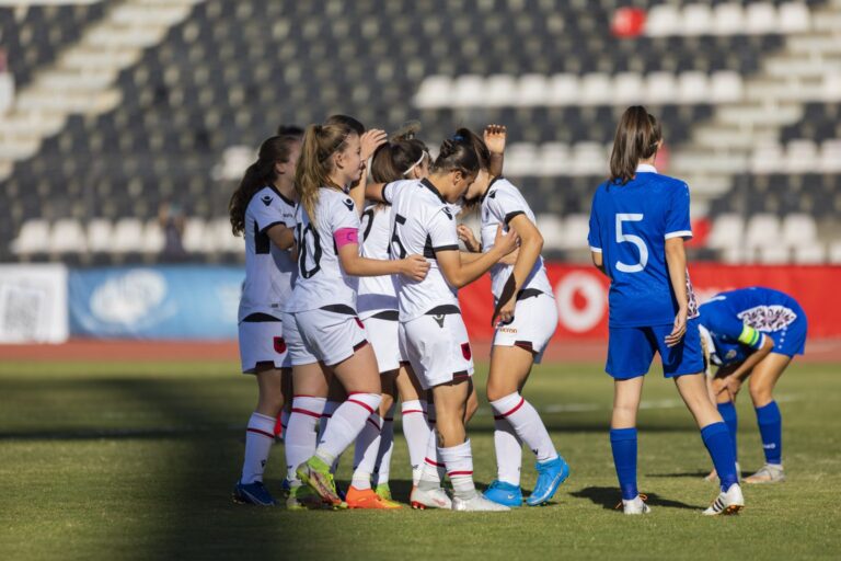 Futboll Femra-Grumbullohet kombëtarja U17. Në listën e trajnerit Agustin Kola, pesë futbolliste shkodrane: Laura Gjergji, Herta Hasaj, Imelda Ara,  Lusil Cungu të Vllaznisë dhe Klevisa Ndoci e Laçit