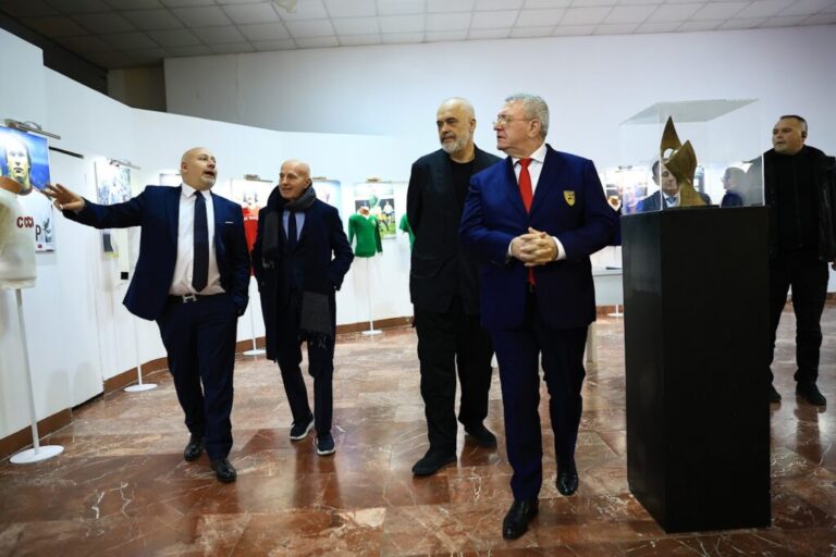 Kreu i FSHF-së Duka, Kryeministri Rama, Ambasadori Italian në Shqipëri Bucci, Presidenti i Federatës Italiane të Futbollit Gravina, bashkëshortja e Paolo Rossit, Federica Cappelletti, ish-trajneri Arrigo Sacchi, etj, në hapjen e ekspozitës “Paolo Rossi”