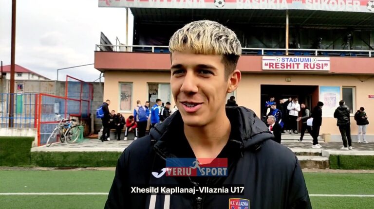 (Video) Shënoi golin e shtatë, me Vllazninë U17, Xhesild Kapllanaj: Dedikimi shkon për nënën që po ndiqte nga tribuna e “Reshit Rusit”