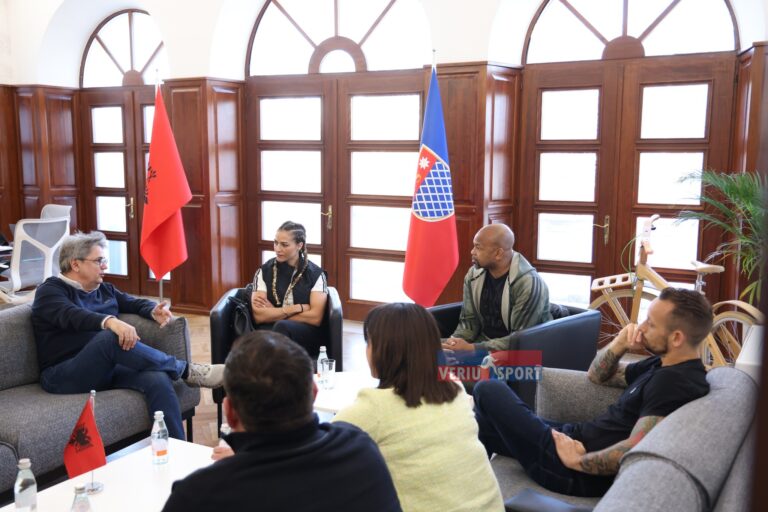 Prag Turneu Ndërkombëtar i boksit, Kryebashkiaku shkodran Benet Beci, pret ish kampionin e botës Roy Jones Jr, kampionen botërore, Ikram Kerëat, organizatorin Mondi Ndou, etj pjesëtarë të stafit