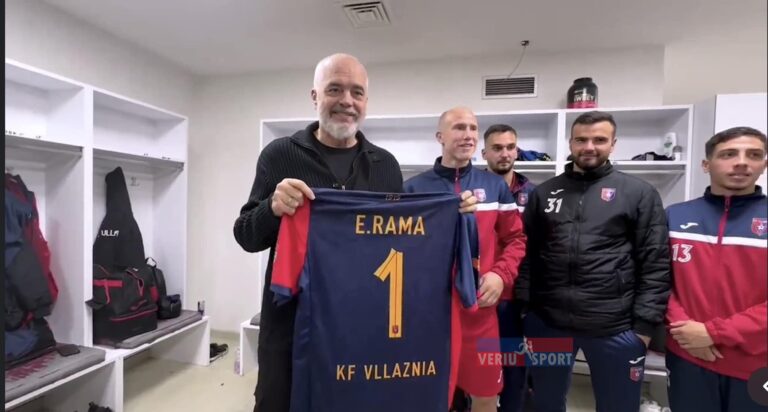 (Video) Kryeministri Edi Rama në Shkodër. Takon Vllazninë dhe inspekton mjediset e stadiumit “Loro Boriçi”. Presidenti Xhaferi i dhuron fanelën kuqeblu me numrin 1
