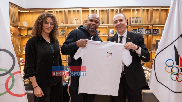 Presidenti i Komitetit Olimpik Kombëtar Shqiptar, Fidel Ylli, pret ish boksierin kampion bote, Roy Jones Jr., si edhe boksieren gjermane Ikram Kerwat,