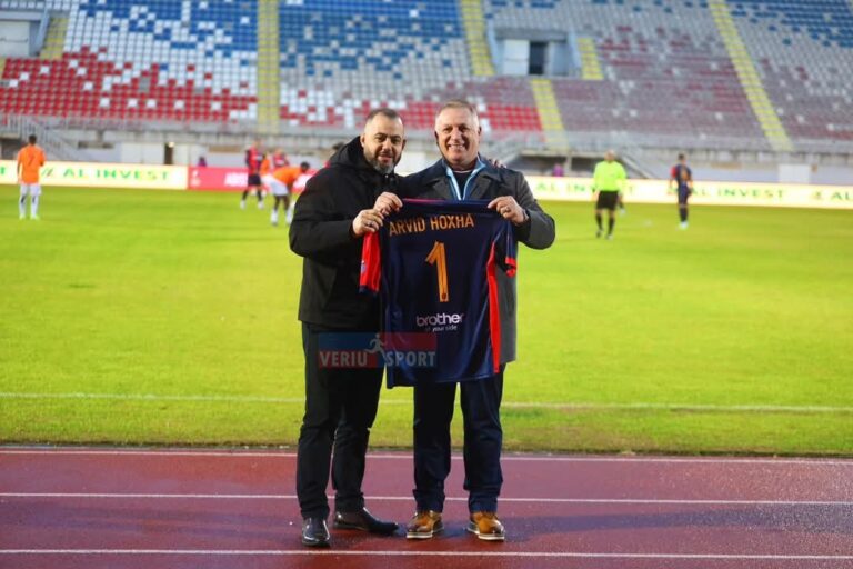 (Intervista) Arvid Hoxha, optimist për një Vllazni kampione. Ish portjeri kuqeblu që jeton prej 30-të vitesh në SHBA, ndoqi nga afër sfidën, Vllaznia-Laçi, ku para ndeshjes, KF Vllaznia e respektoi me një ceremoni në nder të tij
