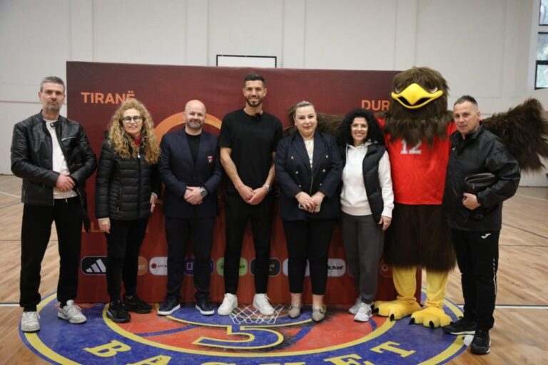 (Video) Euro U-17 në Shqipëri/ FSHF organizon aktivitet në shkollën “Emin Duraku”, Xhixho e Gjasula ftojnë nxënësit të përkrahin Kombëtaren në stadium