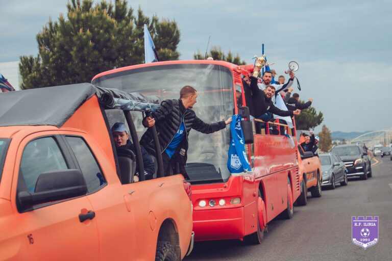 Festa e fushëkrujasve pas shpalljes së KF Iliria kampion në Kategorinë e Dytë