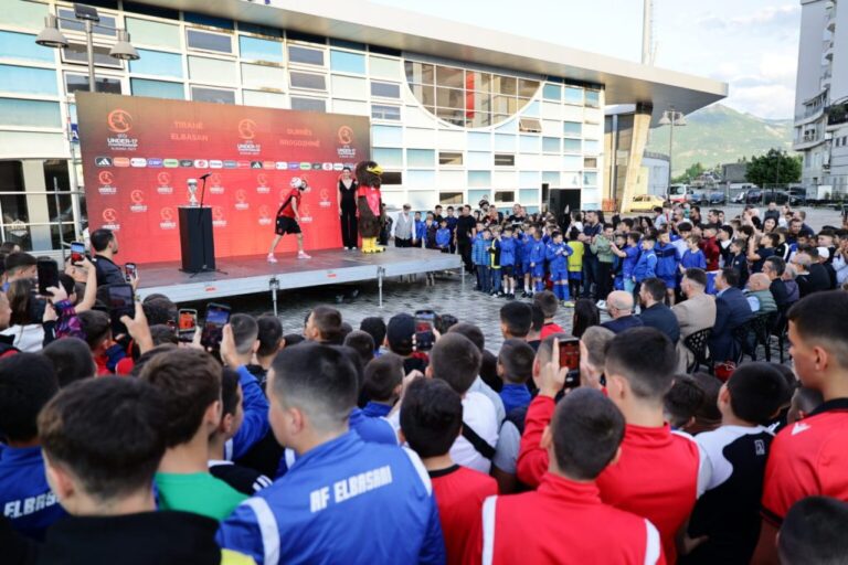 (Video) Euro U-17 mbërrin në Elbasan, FSHF organizon event promovues me qindra fëmijë e qytetarë