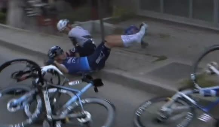 “Giro d’Italia” nuk kalon pa incidente, përplasje e rrezikshme mes çiklistëve në zonën e Freskut
