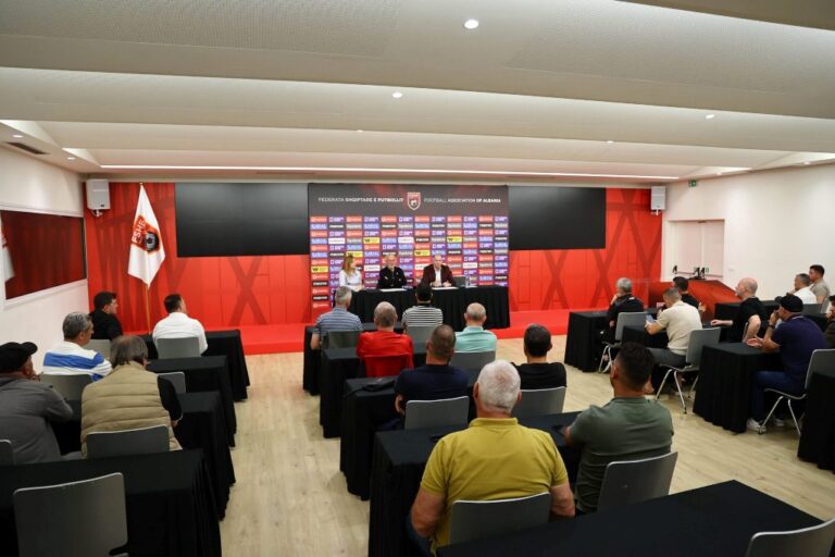 (Video) Shoqata Kombëtare e Trajnerëve të Futbollit Shqiptar zhvillon Asamblenë e radhës, Bejkush Birçe nderohet me titullin “President Nderi”