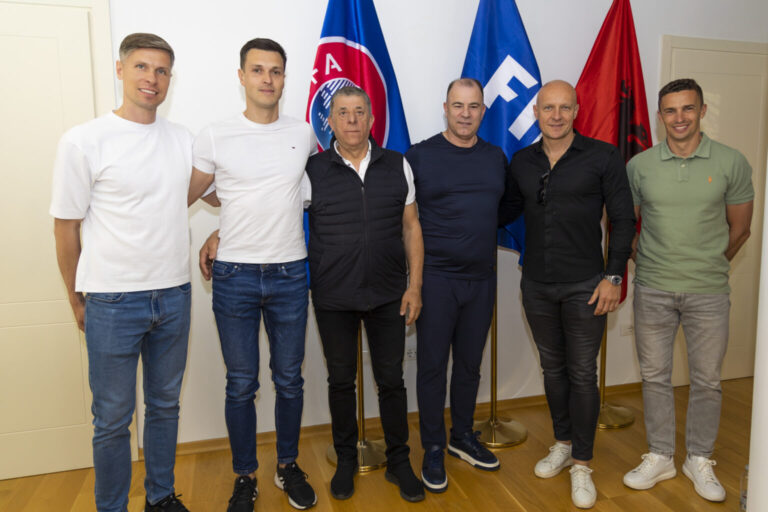(Video) Szymon Marciniak viziton “Shtëpinë e Futbollit”, thirrje të rinjve shqiptarë: Bëhuni arbitra!