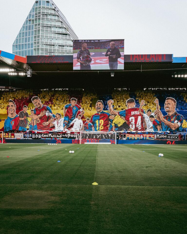 Ceremoni mahnitëse për Taulant Xhaken. Tifozëria e FC Basel, koreografi spektakolare për kapitenin shqiptar. Xhaka, në ditën e mbylljes së karrieres: “Mund të shikohem në pasqyrë dhe të them: ‘Kam dhënë gjithçka për këtë fanellë’!