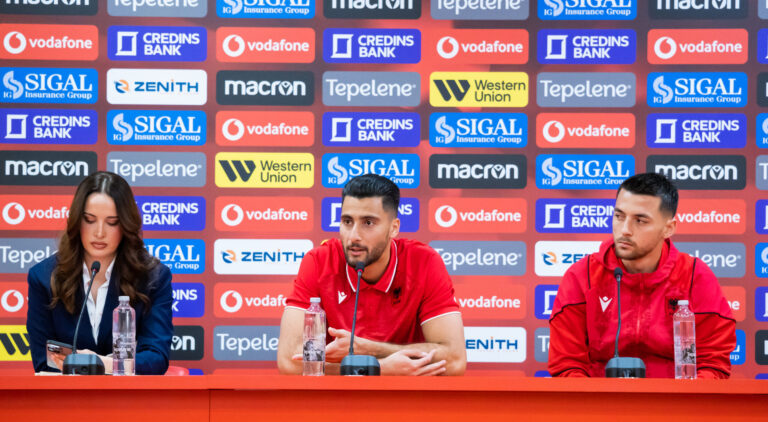 (Video) Botërori 2026/ Strakosha & Hoxha në konferencë shtypi: E kemi studiuar mirë Serbinë, për ne vlejnë vetëm tre pikët
