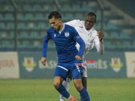 Teuta dhe Tirana e mbyllin në barazim 1-1. Protestë e bardhebluve, nuk dalin në fushë për 10 minuta në pjesën e dytë në shenjë proteste ndaj vendimeve të gjyqtarit