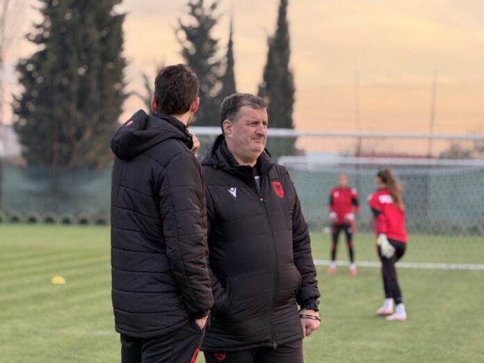 Trajneri Grima-prononcim-Botërori 2027 për vajza